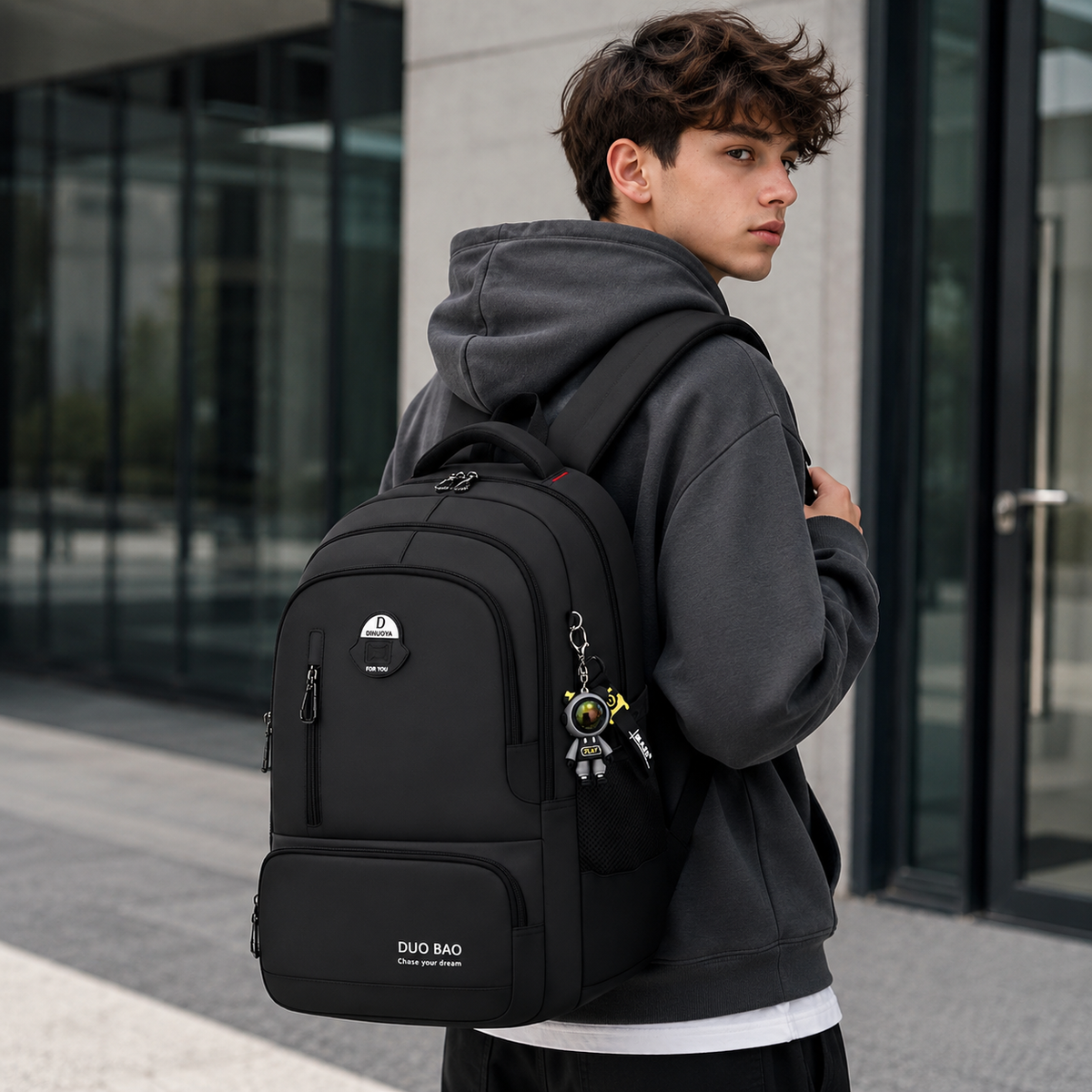 Plecak do szkoły unisex 6 przegród - zdjęcie modela