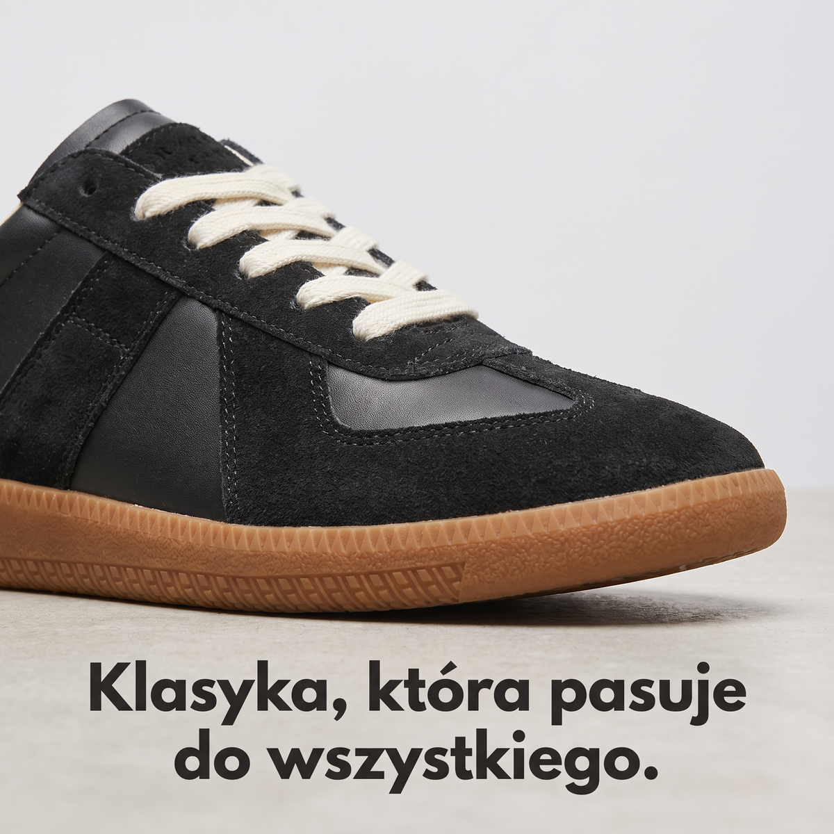 Matowy nosek, gładkie panele i karmelowa podeszwa sneakersów retro