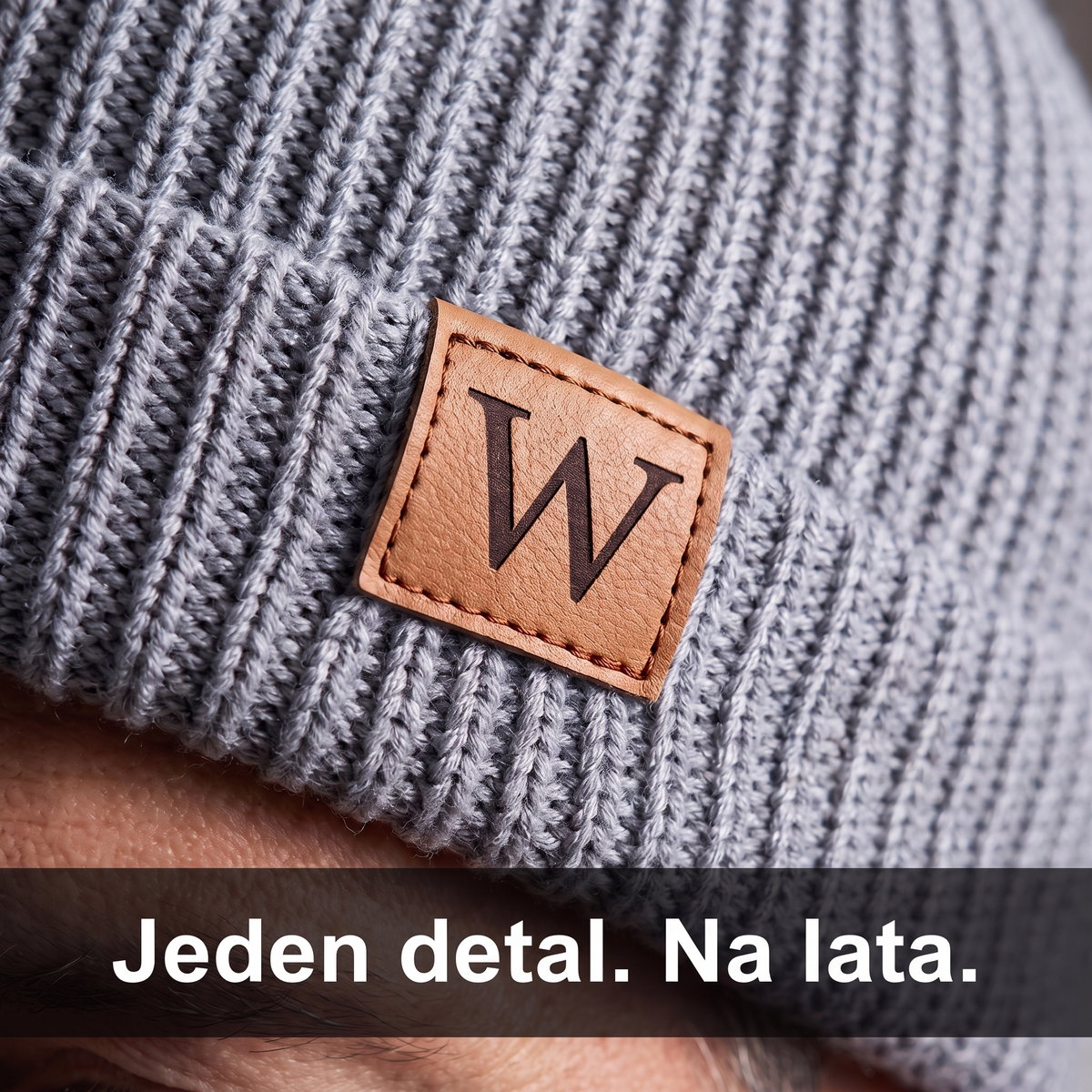 Czapka dokerka – skórzana naszywka z literą W na otoku