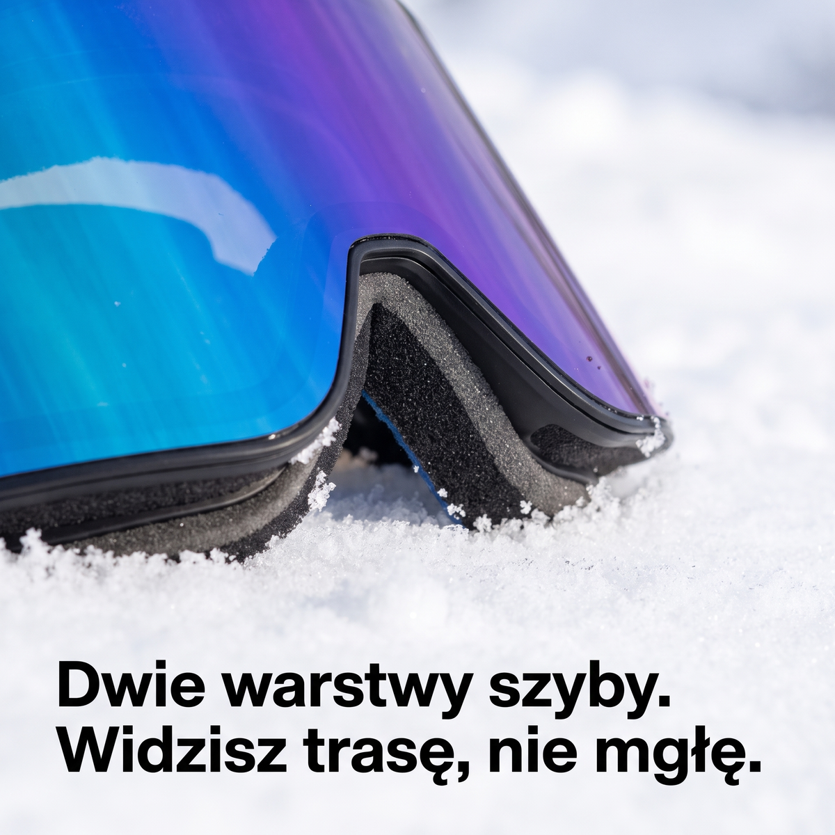 Krawędź dwuwarstwowej szyby gogli narciarskich na śniegu
