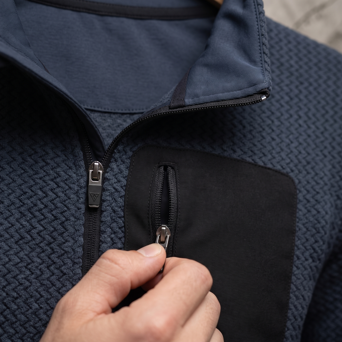 Polar męski w jodełkę – bluza half zip ze stójką - kieszeń na piersi