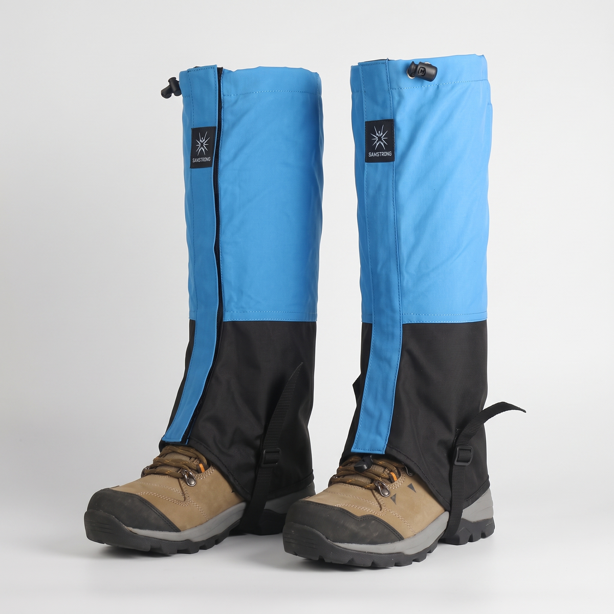 Stuptuty trekkingowe w kolorze jasnoniebieski założone na buty