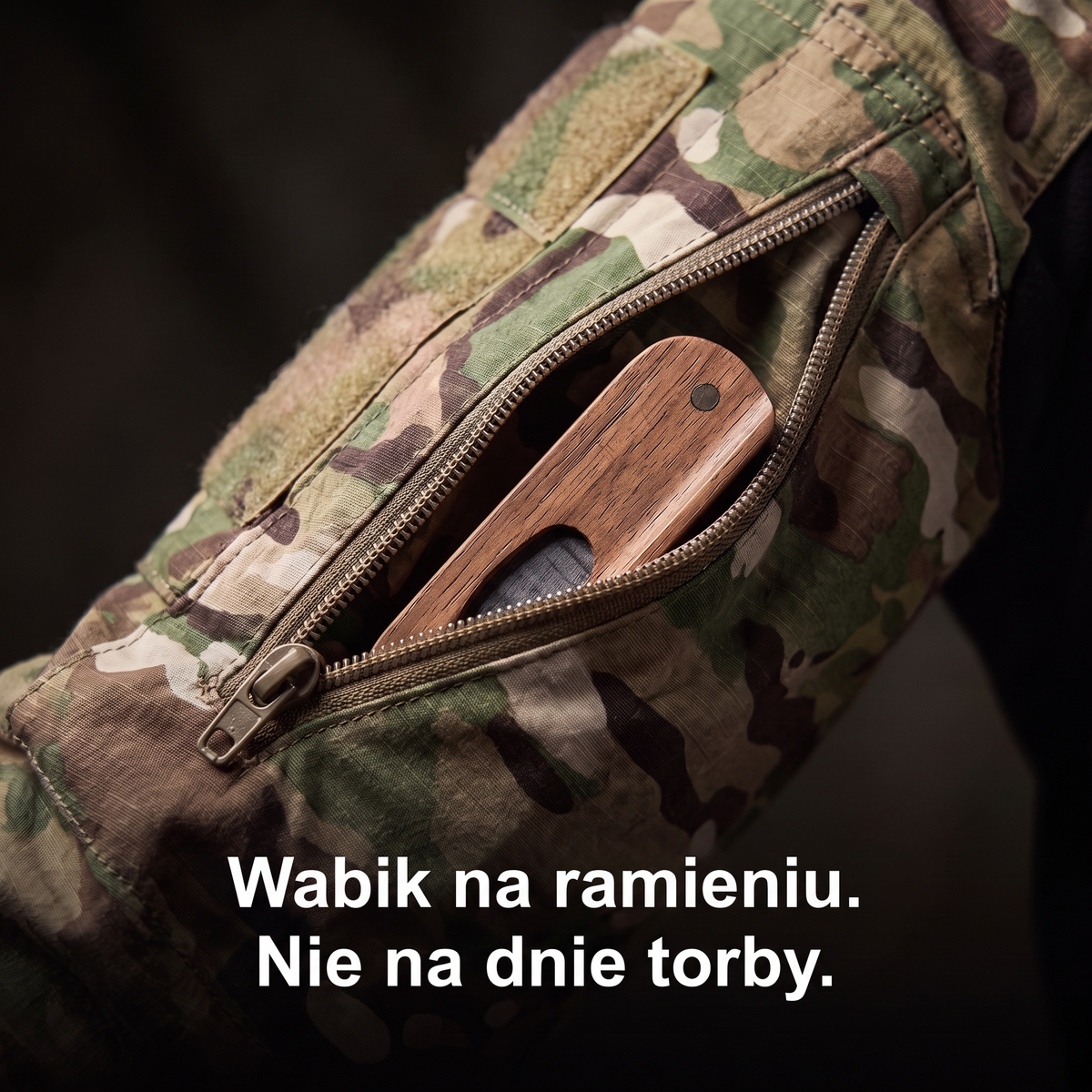 Kieszeń na zamek na ramieniu bluzy myśliwskiej z wabikiem