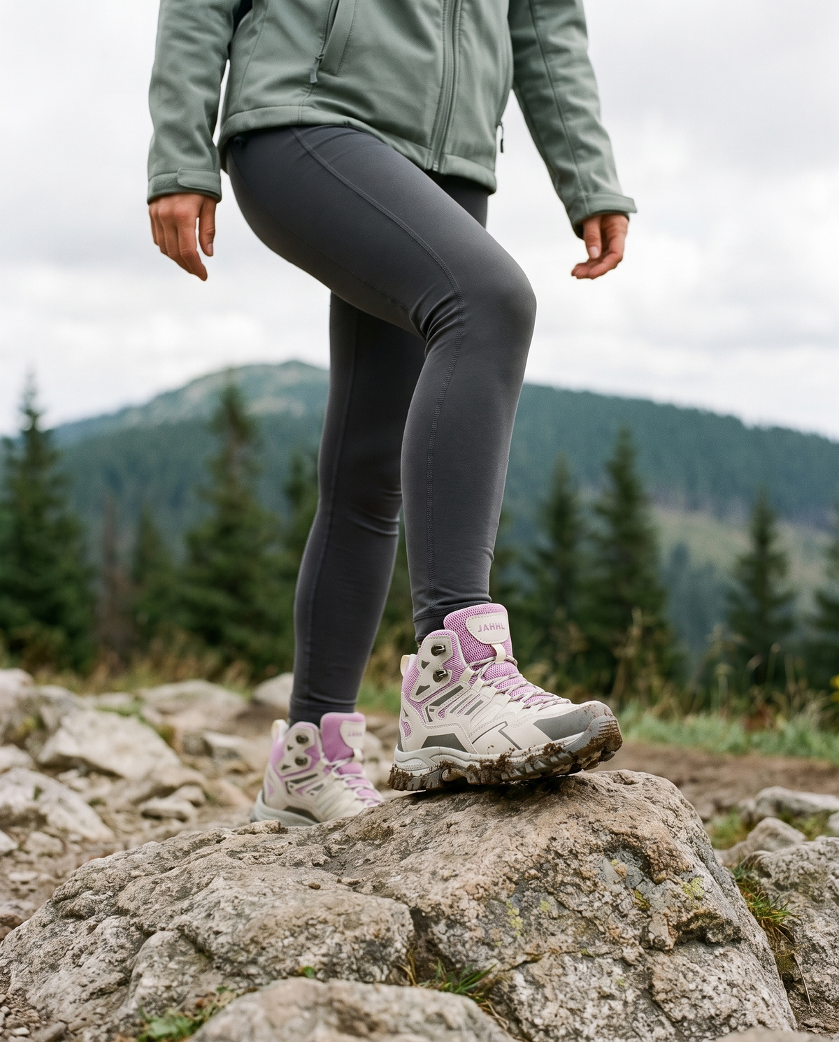 Buty trekkingowe damskie wysokie na szlaku w Tatrach