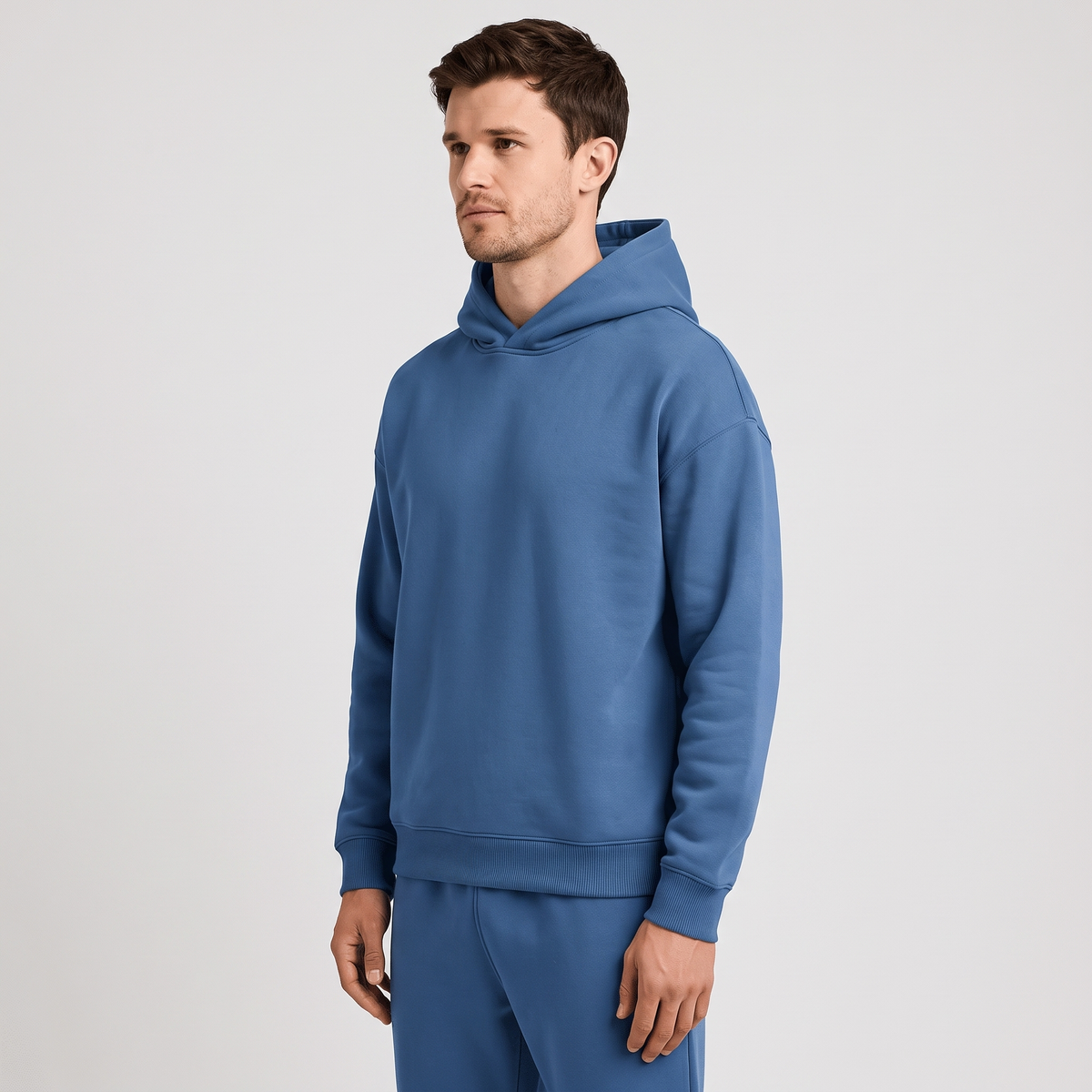Bluza z kapturem oversize z opuszczonym ramieniem - widok z boku
